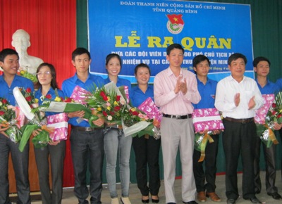 Đồng chí Hồ An Phong, Bí thư Tỉnh Đoàn (giữa) tặng hoa và quà cho các tân Phó chủ tịch xã