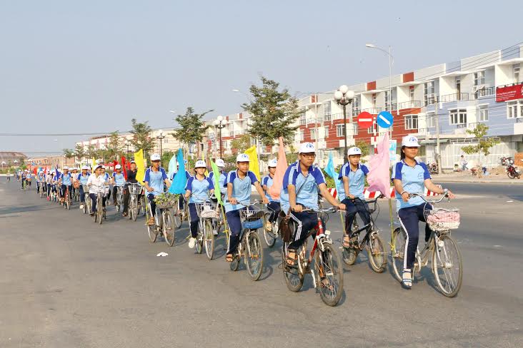 Đoàn viên thanh niên diễu hành xe đạp tuyên truyền an toàn giao thông