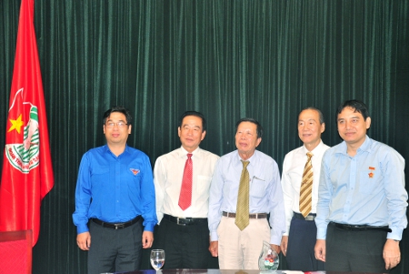 Đ/c Nguyễn Đắc Vinh nhận Huy hiệu Ban liên lạc Đoàn thanh niên Dân chính Đảng Trung ương Cục miền Nam trao tặng