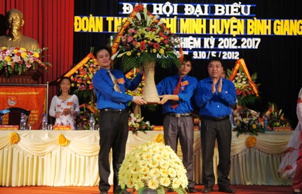 Bí thư Trung ương Đoàn Nguyễn Mạnh Dũng (bìa phải) tặng hoa chúc mừng Đại hội