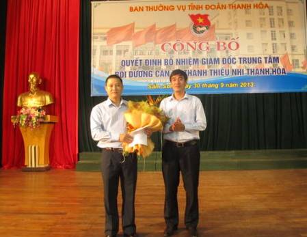 Đ/c Đ/c Nguyễn Ngọc Tiến-  Bí thư Tỉnh đoàn trao quyết định bổ nhiệm Giám đốc Trung tâm bồi dưỡng cán bộ TTN Tỉnh