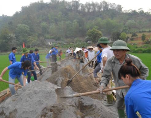 ĐVTN xã Bình Xa, huyện Hàm Yên tham gia làm đường bê tông nông thôn