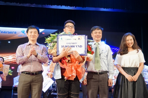 Đồng chí Trần Anh Tuấn- Phó Bí thư thường trực Thành đoàn Hà Nội trao giải nhất cho Đỗ Anh Đạt