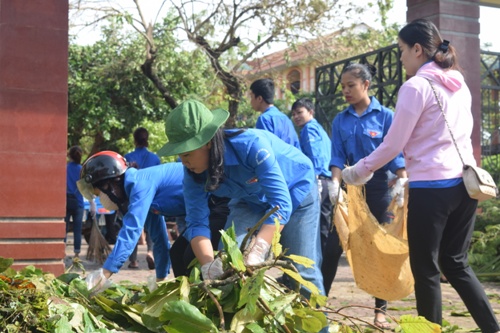 Các đội thanh niên tình nguyện tại chỗ kịp thời ra quân dọn vệ sinh môi trường sau bão