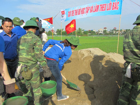 Không ngại nắng nóng, sinh viên Đại học Công nghiệp Việt – Hung góp sức làm đường