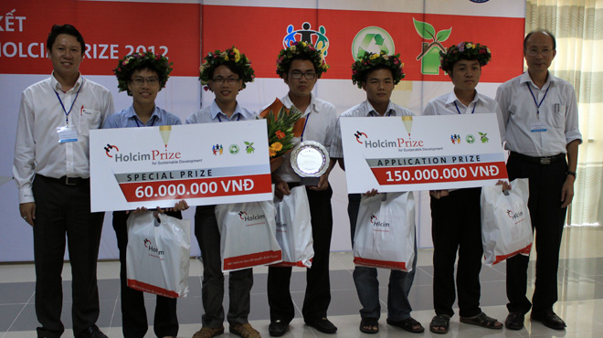 Nhóm tác giả dự án hệ thống tưới tiêu hoa màu sử dụng ánh sáng mặt trời tự động ở nông thôn tỉnh Ninh Thuận tại lễ trao giải Holcim Prize 2012