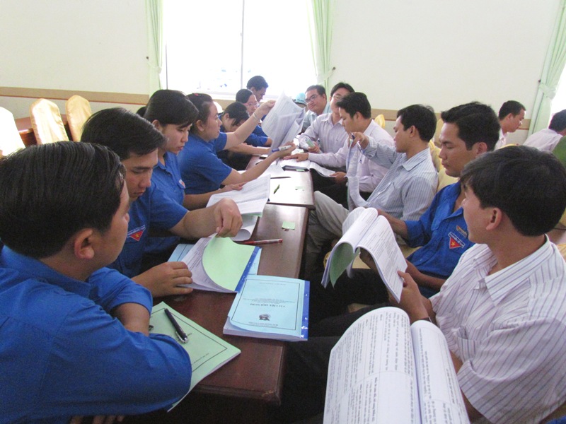 Các đại biểu chia tổ thảo luận thống nhất ý kiến đóng góp Dự thảo sửa đổi Hiến pháp 1992.