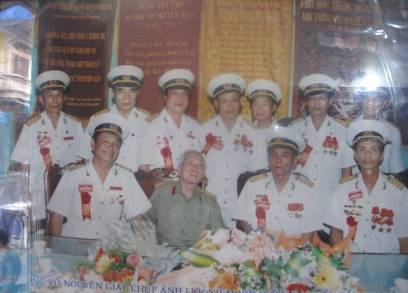 Bác Phong (thu 4 tu trai qua) cùng đoàn đại biểu chụp ảnh lưu niệm với Đại tướng Võ Nguyễn Giáp