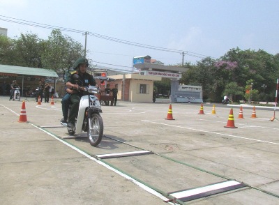 1.	Các thí sinh tham gia phần thi lái xe mô-tô an toàn.