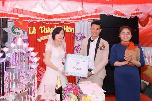 Đại diện Thành đoàn trao quà cưới chúc mừng cặp cô dâu chú rể trong lễ "Cưới văn minh"