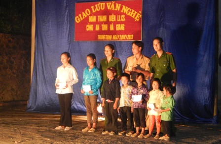 Tặng quà cho 10 học sinh có hoàn cảnh đặc bi ệt khó khăn xã Trung Thịnh, huyện Xín Mần