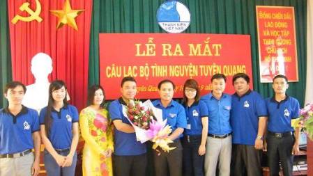 Anh Âu Thế Thái tặng hoa cho Ban Chủ nhiệm CLB Tình nguyện Tuyên Quang
