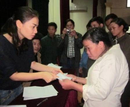 Ca sỹ Thu Minh tặng quà cho nhân dân vùng lũ tại huyện Vũ Quang (Hà Tĩnh)
