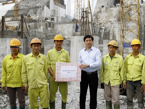 Bí thư T.Ư Đoàn Nguyễn Long Hải  tặng quà tết cho đoàn viên thanh niên công nhân trên công trường thủy điện Lai Châu