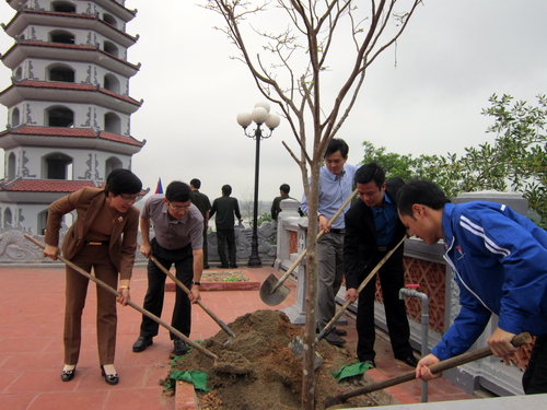 Các đồng chí lãnh đạo trồng cây xanh trong khuôn viên Đền tưởng niệm