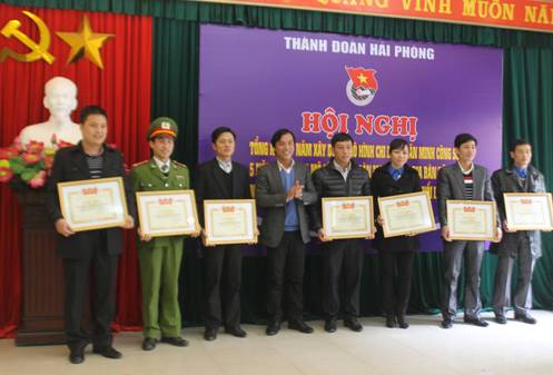 Đồng chí Nguyễn Bình Minh - Phó Bí thư Thành đoàn trao tặng bằng khen cho các tập thể và cá nhân có thành tích xuất sắc