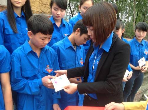 Đồng chí Nguyễn Thị Hương – Bí thư Huyện Đoàn Đồng Hỷ trao thẻ đoàn viên cho các bạn đoàn viên mới được kết nạp
