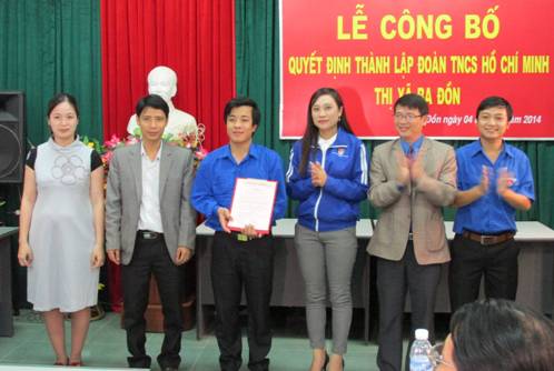 BTV Tỉnh đoàn trao quyết định thành lập Đoàn TNCS Hồ Chí Minh thị Đoàn Ba Đồn
