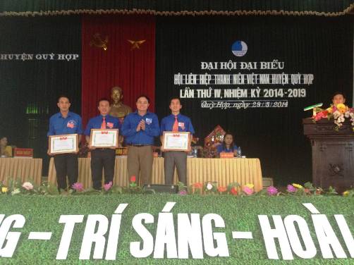  Đ/c Phạm Ngọc Cảnh - Chủ tịch Hội LHTN tỉnh trao giấy khen của Hội LHTN tỉnh cho các cá nhân có thành tích xuất sắc