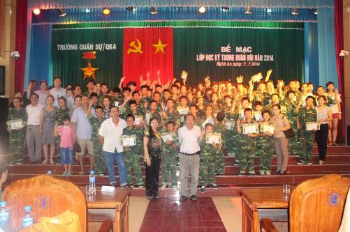 Các chiến sỹ nhí nhận giấy chứng nhận từ Ban Tổ chức lớp học