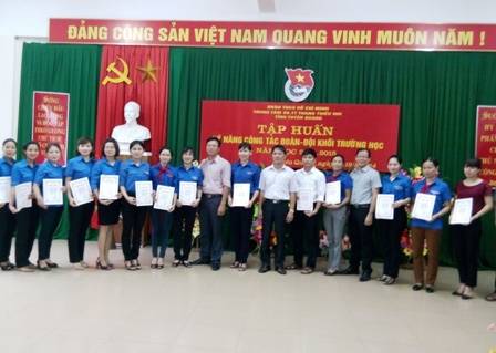 Đ/c Nguyễn Bảo Long - Giám đốc Trung tâm Văn hóa Thể thao Thanh thiếu nhi tỉnh trao Giấy chứng nhận hoàn thành tập huấn cho các đồng chí cán bộ