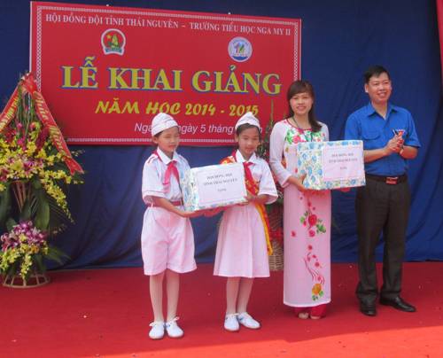 Đồng chí Lê Ngọc Linh – Phó Bí thư Tỉnh Đoàn trao tặng 200 chiêc khăn quàng đỏ và đồng phục nghi lễ đội cho Liên đội Nga My II