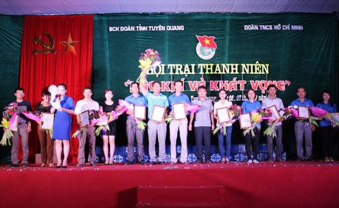 Đ/c Nguyễn Hưng Vượng - Bí thư Tỉnh đoàn trao giải Hội trại cho các đơn vị tham gia