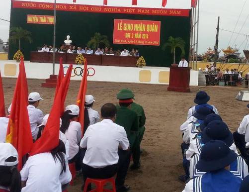 Toàn cảnh buổi lễ giao nhận quân tại huyện Thái Thụy (tỉnh Thái Bình)