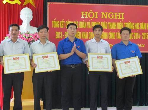 Đồng chí Trịnh Như Lâm - Phó Bí thư Tỉnh đoàn trao bằng khen các tập thể đã có thành tích xuất sắc công tác Đoàn và phong trào thanh niên khối trường học năm học 2013- 2014