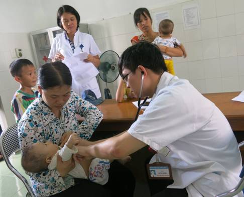 Đoàn Y, Bác sỹ khám, tư vấn sàng lọc tim bẩm sinh cho trẻ em tại huyện Ninh Giang
