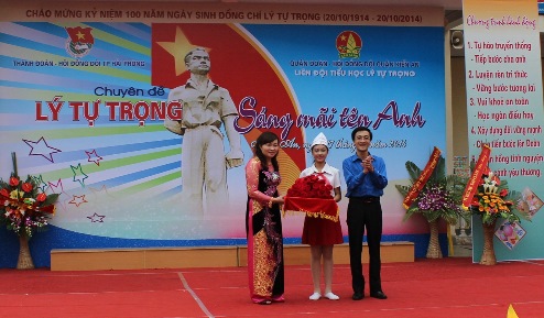 Đồng chí Đào Phú Dương – Phó Bí thư Thành đoàn tặng khăn quàng đỏ cho Đội viên Trường Tiểu học Lý Tự Trọng