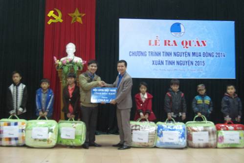 Đồng chí Nông Bình Cương, Phó Bí thư Tỉnh đoàn, Chủ tịch Hội LHTN Việt Nam tỉnh trao chăn ấm tại buổi Lễ phát động.