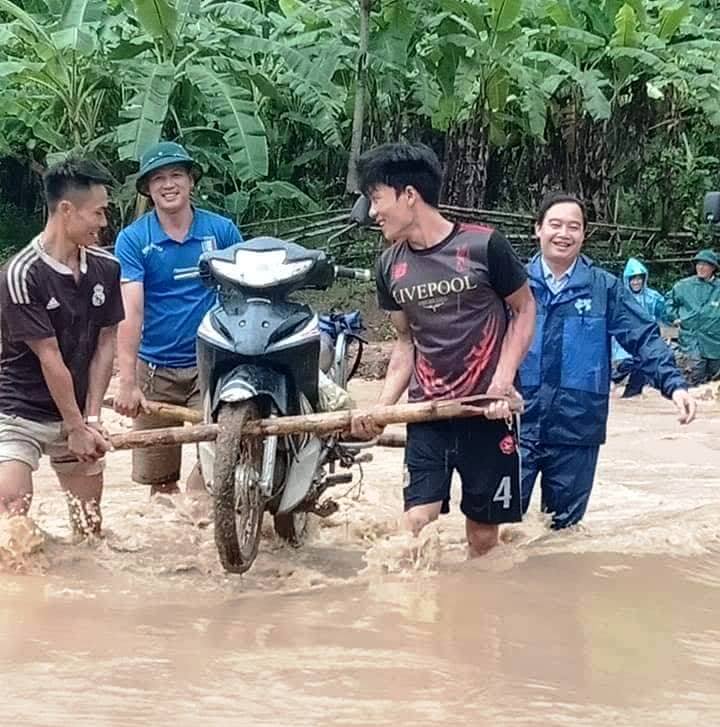 ĐVTN huyện Bá Thước vận chuyển tài sản giúp người dân tại các điểm ngập lụt