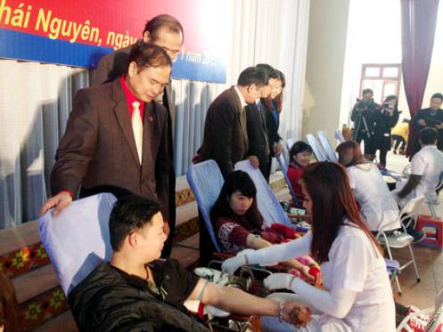 Sinh viên tình nguyện cùng các thành viên trong Ban Chỉ đạo hiến máu tình nguyện tỉnh tham gia hiến máu tại Lễ phát động