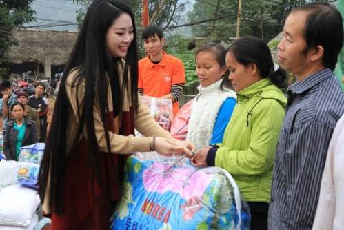 Hoa hậu các dân tộc Việt Nam: Nguyễn Thị Ngọc Anh trao chăn ấm cho các gia đình có hoàn cảnh khó khăn