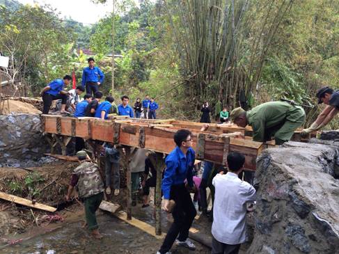 ĐVTN và nhân dân thôn tham gia xây dựng cầu thôn Quăn, xã Nguyên Phúc, huyện Bạch Thông