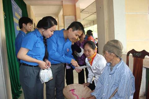 Đoàn khối các cơ quan tỉnh khám chữa bệnh, cấp phát thuốc miễn phí cho đối tượng chính sách ở huyện Thạch Hà         