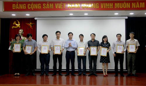 Đồng chí Nguyễn Long Hải tặng bằng khen cho các ban, đơn vị có thành tích tốt trong công tác quý I năm 2015