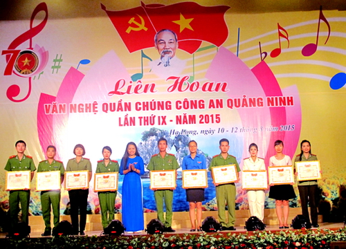 Tỉnh Đoàn Quảng Ninh trao giải cá nhân cho các thí sinh đoạt giải 