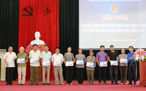 Đồng chí Đào Phú Dương – Phó Bí thư Thành đoàn cùng lãnh đạo huyện An Lão tặng quà cho các gia đình chính sách