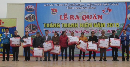 Thường trực Tỉnh Đoàn tặng quà cho cựu TNXP và gia đình có hoàn cảnh đặc biệt khó khăn trong vụ thảm sát tại thôn Quyết Thắng, xã Thanh Trạch, huyện Bố Trạch.