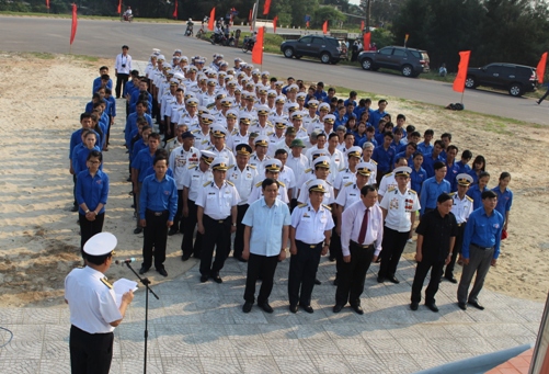 Đoàn viên, thanh niên dâng hương, hoa trong lễ tưởng niệm các chiến sỹ đặc công Hải quân tại Bia chiến thắng Cửa Việt.