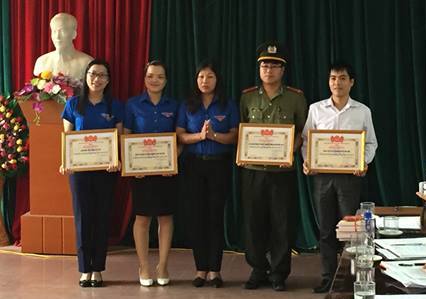 Đồng chí Đỗ Thị Hiền- UVBCH Trung ương Đoàn, Bí thư Tỉnh đoàn trao Bằng khen cho 06 tập thể có thành tích xuất sắc trong Tháng Tháng Thanh niên 2016.