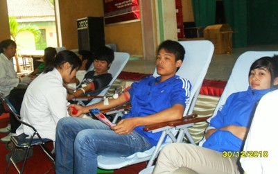 ĐVTN tham gia hiến máu tình nguyện