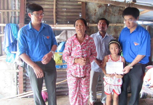  Đ/c Trần Gia Công – Bí thư Tỉnh Đoàn thăm, tặng quà và động viên gia đình em Phan Thị Như