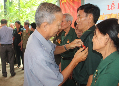 Đồng chí Trương Vĩnh Trọng - Nguyên Ủy viên Bộ Chính trị, Nguyên Phó Thủ tướng Chính phủ Nước Cộng hòa Xã hội Chủ nghĩa Việt Nam trao huy hiệu Đảng cho các cô, chú cựu TNXP