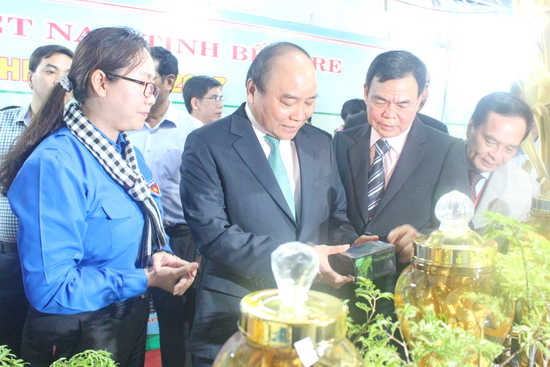 Thủ tướng Nguyễn Xuân Phúc tham quan các không gian khởi nghiệp tiêu biểu của thanh niên Bến Tre