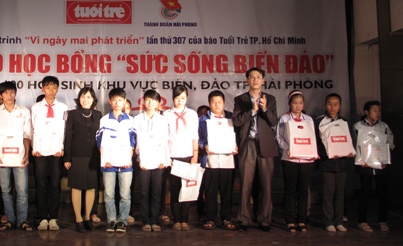 Đồng chí Bùi Đức Quang- Bí thư thành đoàn Hải Phòng trao tặng học bổng cho các em học sinh có hoàn cảnh khó khăn