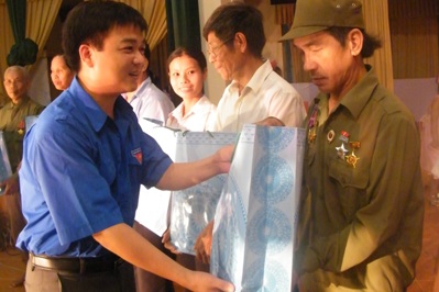 Đ/c Nguyễn Hưng Vượng, Bí thư Tỉnh đoàn trao quà cho các gia đình chính sách