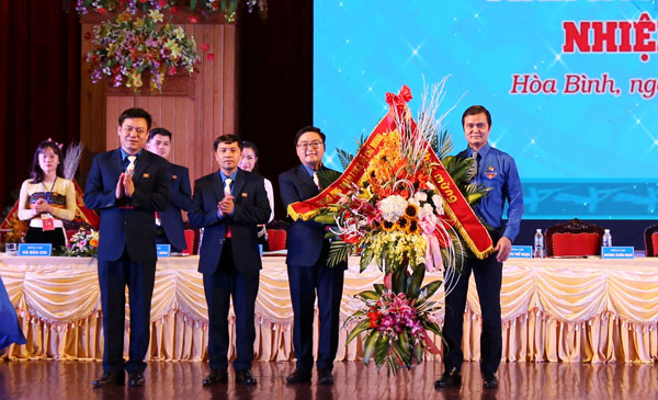 Đồng chí Bùi Quang Huy, Bí thư BCH TW Đoàn tặng hoa chúc mừng Đại hội